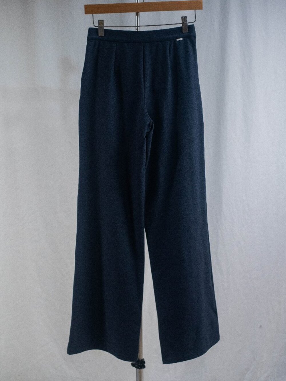 Vuori Women's Elevation Trouser in Midnight Heather - Picture 3 of 8